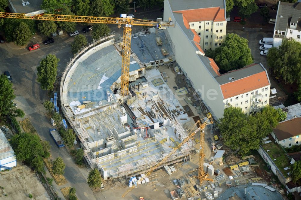 Luftaufnahme Berlin - Baustelle zum Neubau einer Mehrfamilienhaus-Wohnanlage im Ortsteil Niederschöneweide im Bezirk Treptow-Köpenick in Berlin