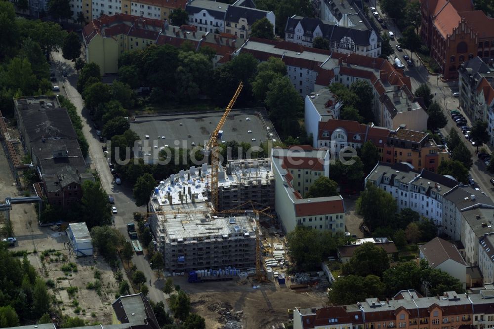 Luftaufnahme Berlin - Baustelle zum Neubau einer Mehrfamilienhaus-Wohnanlage im Ortsteil Niederschöneweide im Bezirk Treptow-Köpenick in Berlin