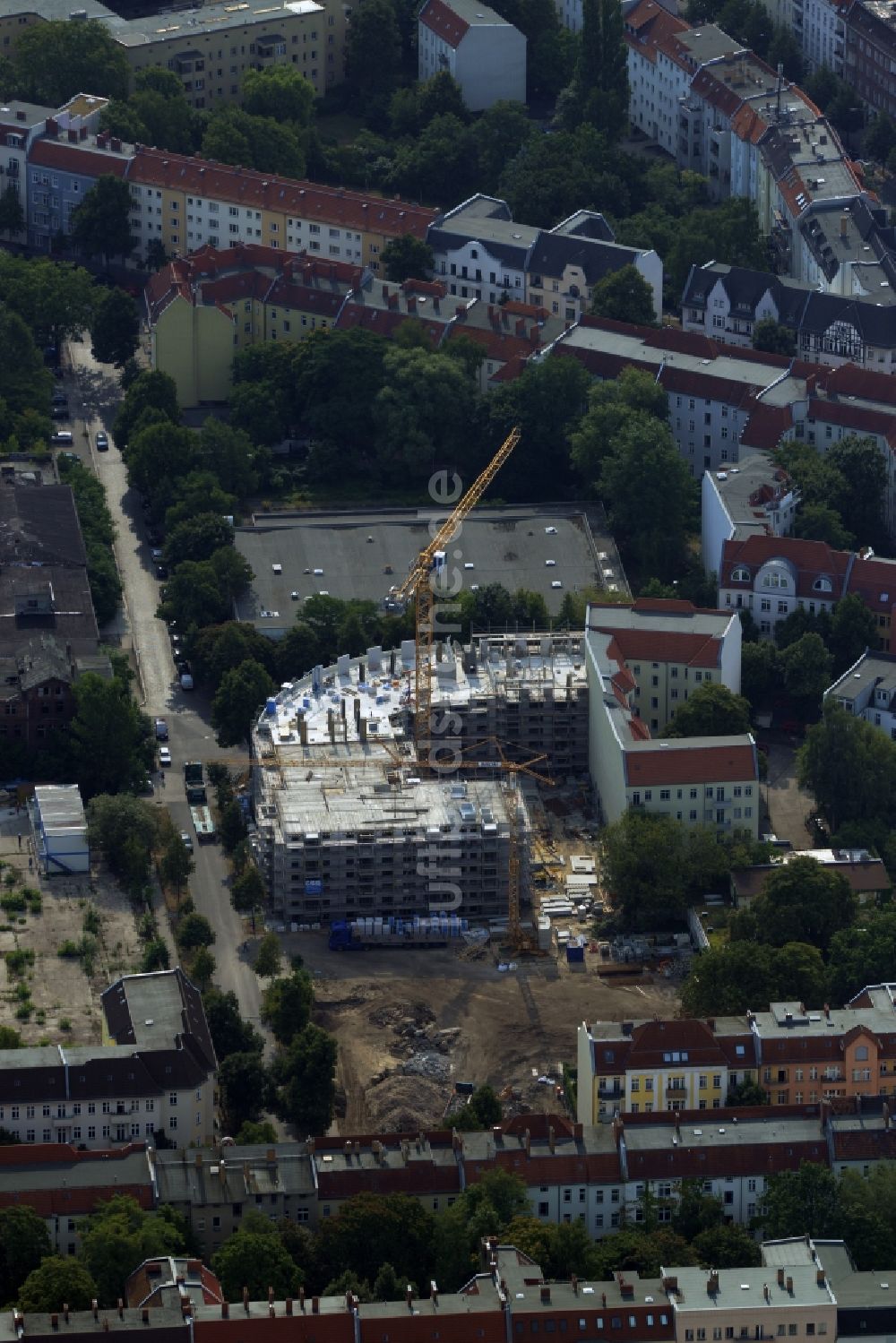 Berlin von oben - Baustelle zum Neubau einer Mehrfamilienhaus-Wohnanlage im Ortsteil Niederschöneweide im Bezirk Treptow-Köpenick in Berlin