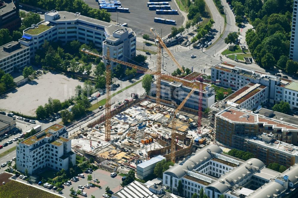 München von oben - Baustelle zum Neubau einer Mehrfamilienhaus-Wohnanlage im Ortsteil Sendling-Westpark in München im Bundesland Bayern, Deutschland