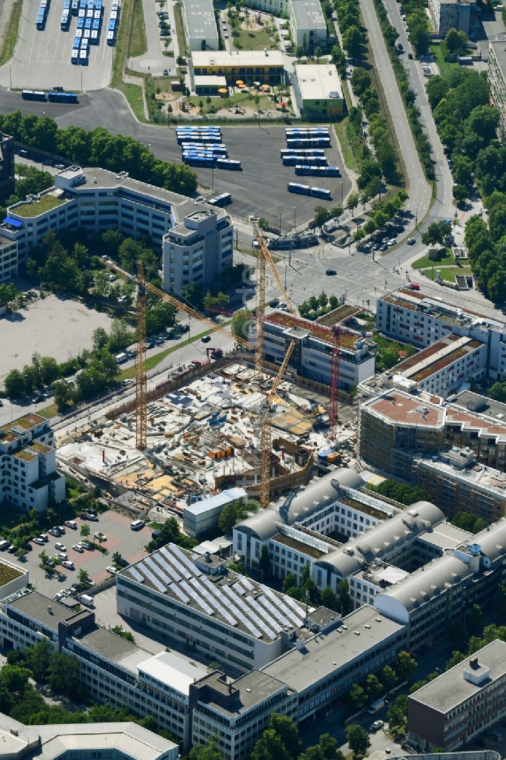 München aus der Vogelperspektive: Baustelle zum Neubau einer Mehrfamilienhaus-Wohnanlage im Ortsteil Sendling-Westpark in München im Bundesland Bayern, Deutschland