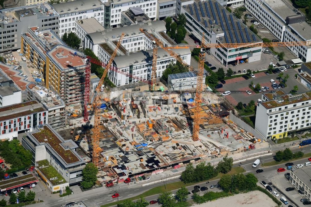 München aus der Vogelperspektive: Baustelle zum Neubau einer Mehrfamilienhaus-Wohnanlage im Ortsteil Sendling-Westpark in München im Bundesland Bayern, Deutschland