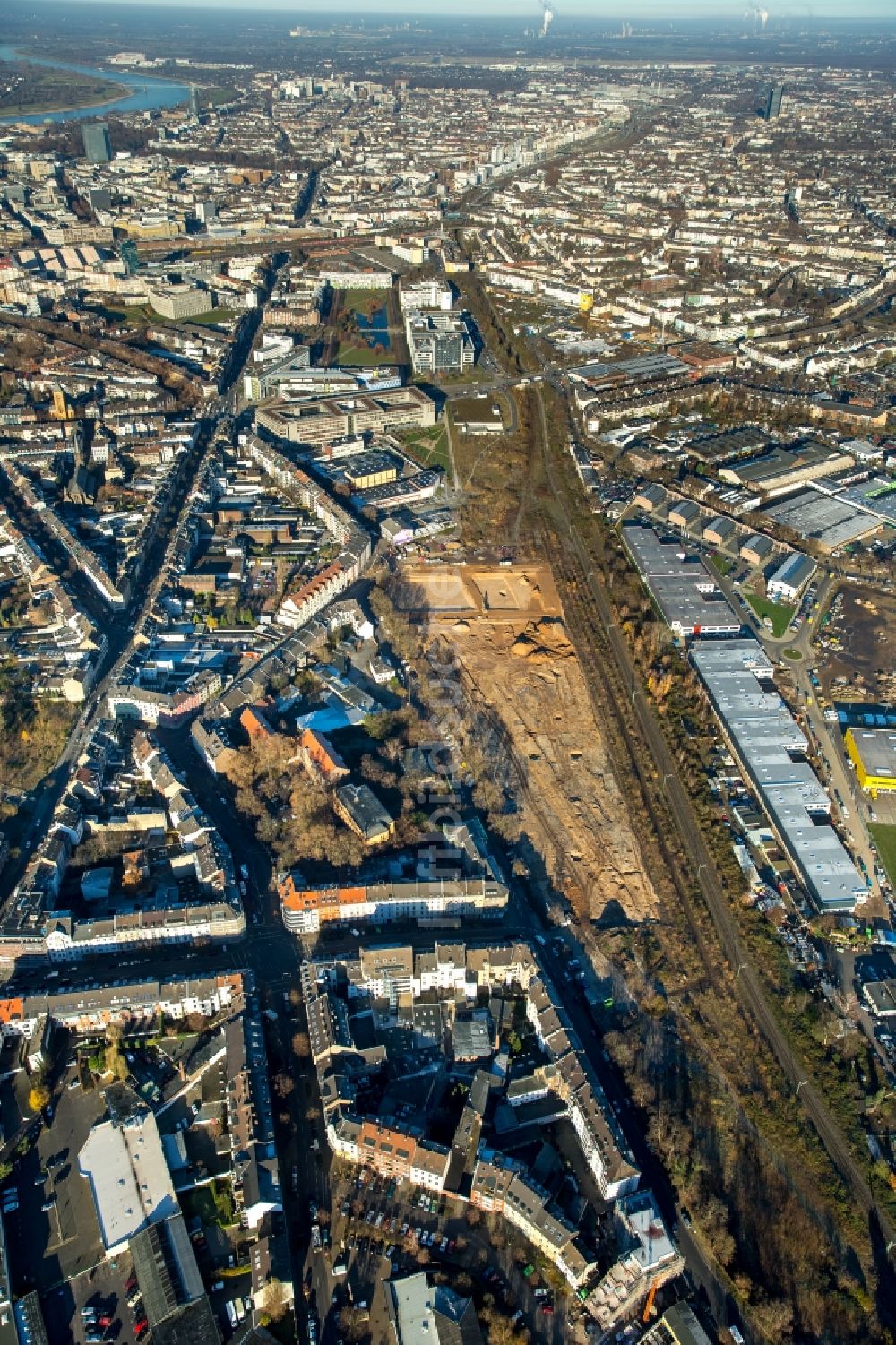 Düsseldorf von oben - Baustelle zum Neubau einer Mehrfamilienhaus-Wohnanlage im Ortsteil Stadtbezirk 3 in Düsseldorf im Bundesland Nordrhein-Westfalen