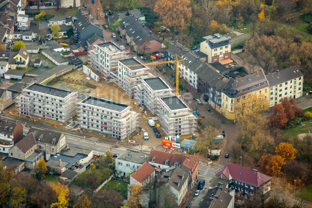 Duisburg von oben - Baustelle zum Neubau einer Mehrfamilienhaus-Wohnanlage im Ortsteil Untermeiderich in Duisburg im Bundesland Nordrhein-Westfalen