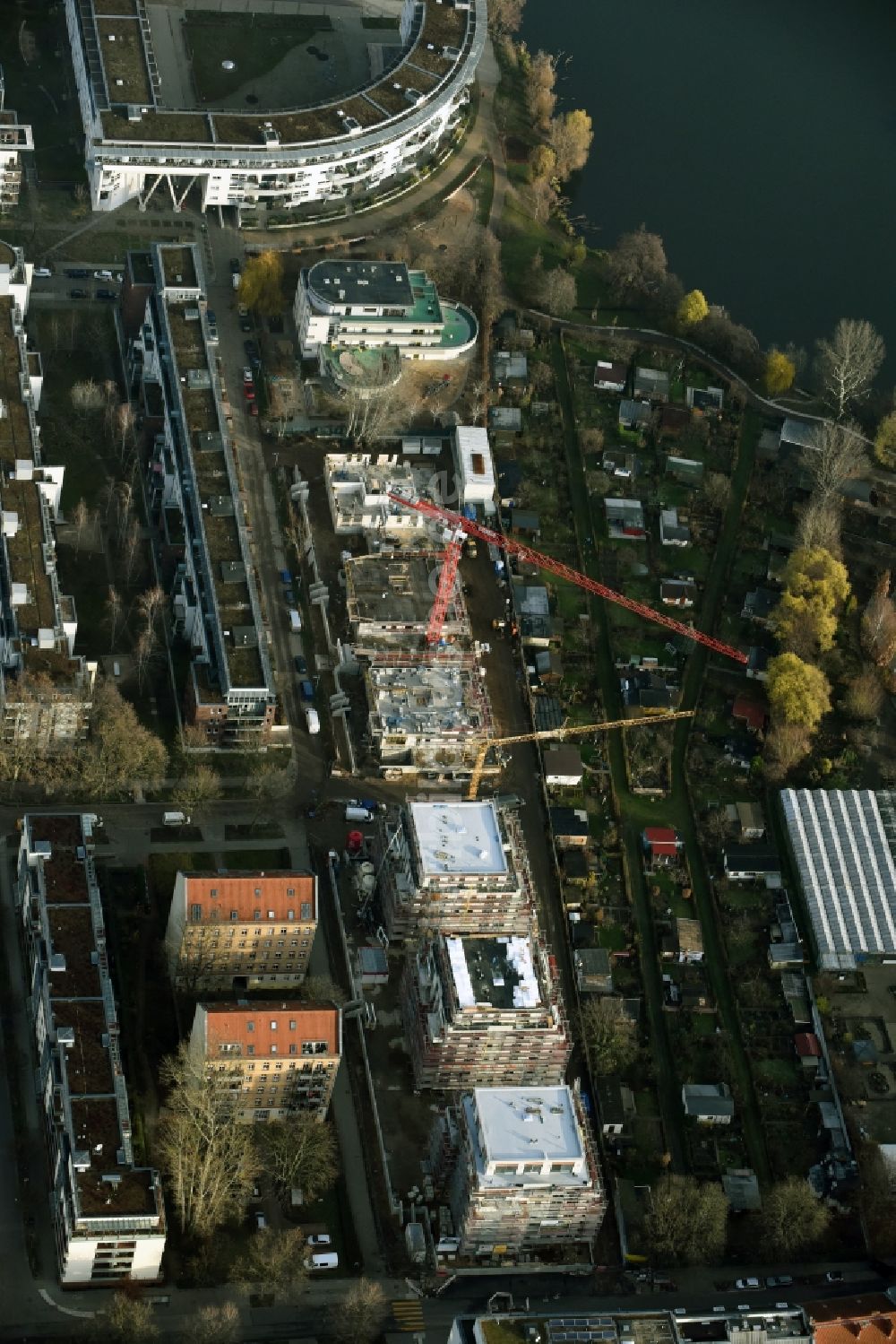 Berlin von oben - Baustelle zum Neubau einer Mehrfamilienhaus-Wohnanlage an der Palmkernzeile auf der Halbinsel Stralau in Berlin