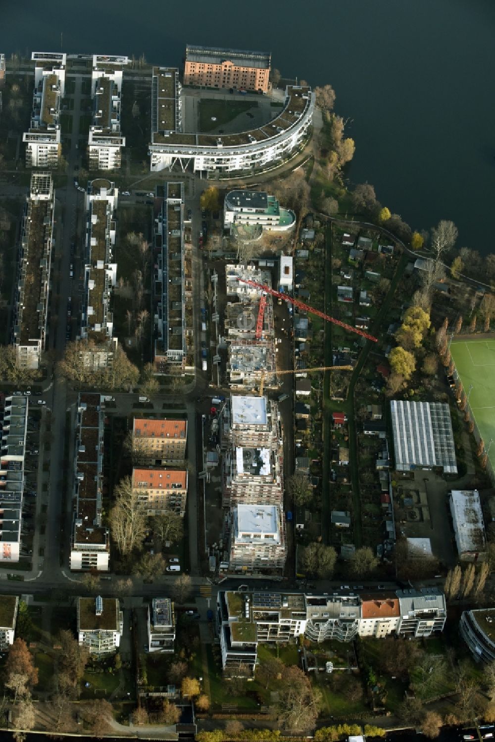 Berlin aus der Vogelperspektive: Baustelle zum Neubau einer Mehrfamilienhaus-Wohnanlage an der Palmkernzeile auf der Halbinsel Stralau in Berlin