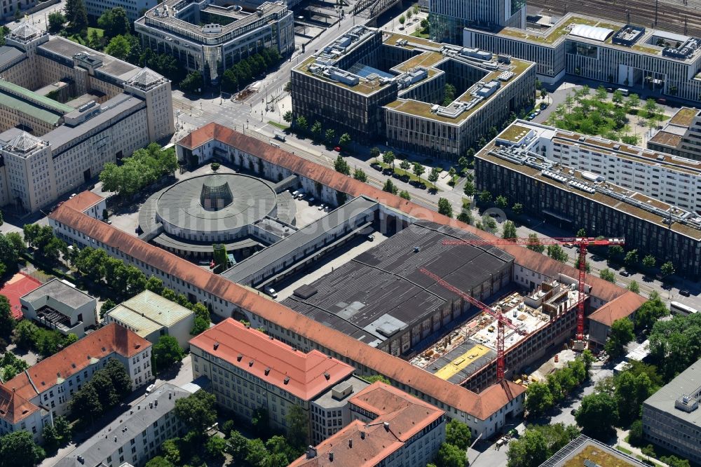 Luftbild München - Baustelle zum Neubau einer Mehrfamilienhaus-Wohnanlage der PANDION AG an der Deroystraße Ecke Arnulfstraße im Ortsteil Maxvorstadt in München im Bundesland Bayern, Deutschland