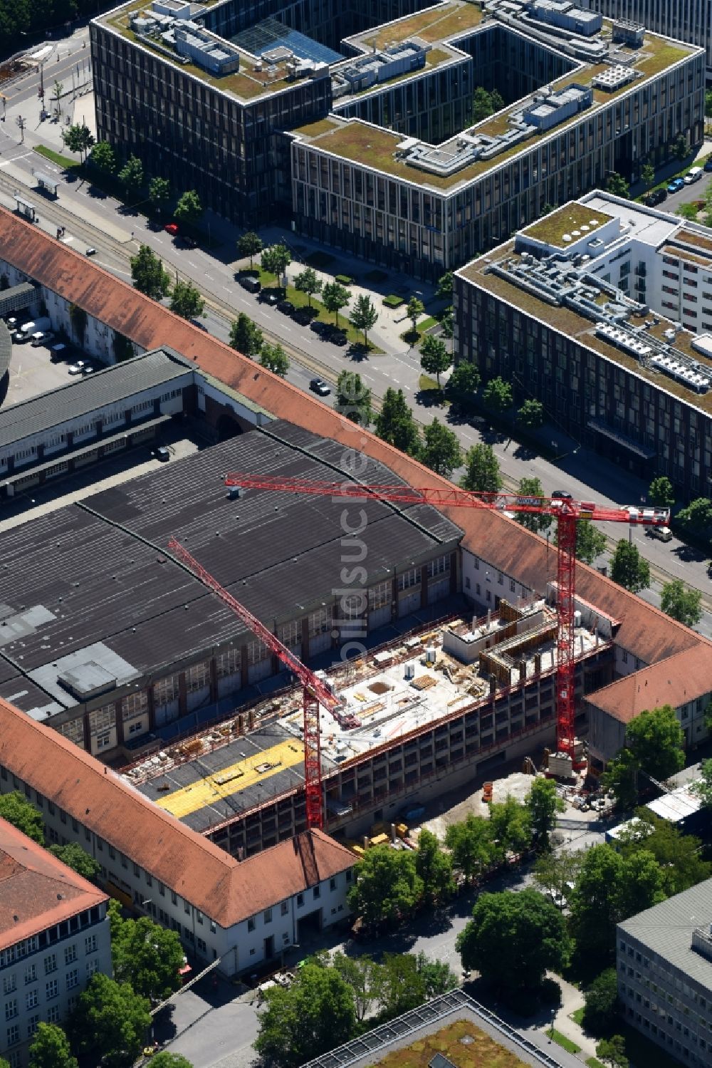 München von oben - Baustelle zum Neubau einer Mehrfamilienhaus-Wohnanlage der PANDION AG an der Deroystraße Ecke Arnulfstraße im Ortsteil Maxvorstadt in München im Bundesland Bayern, Deutschland