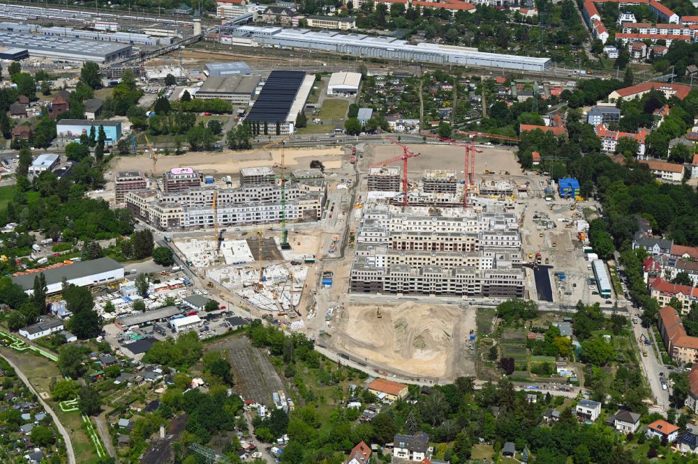 Berlin von oben - Baustelle zum Neubau einer Mehrfamilienhaus-Wohnanlage Parkstadt Karlshorst in Berlin, Deutschland