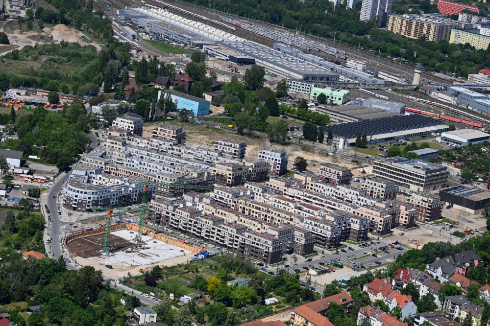 Berlin aus der Vogelperspektive: Baustelle zum Neubau einer Mehrfamilienhaus-Wohnanlage Parkstadt Karlshorst in Berlin, Deutschland