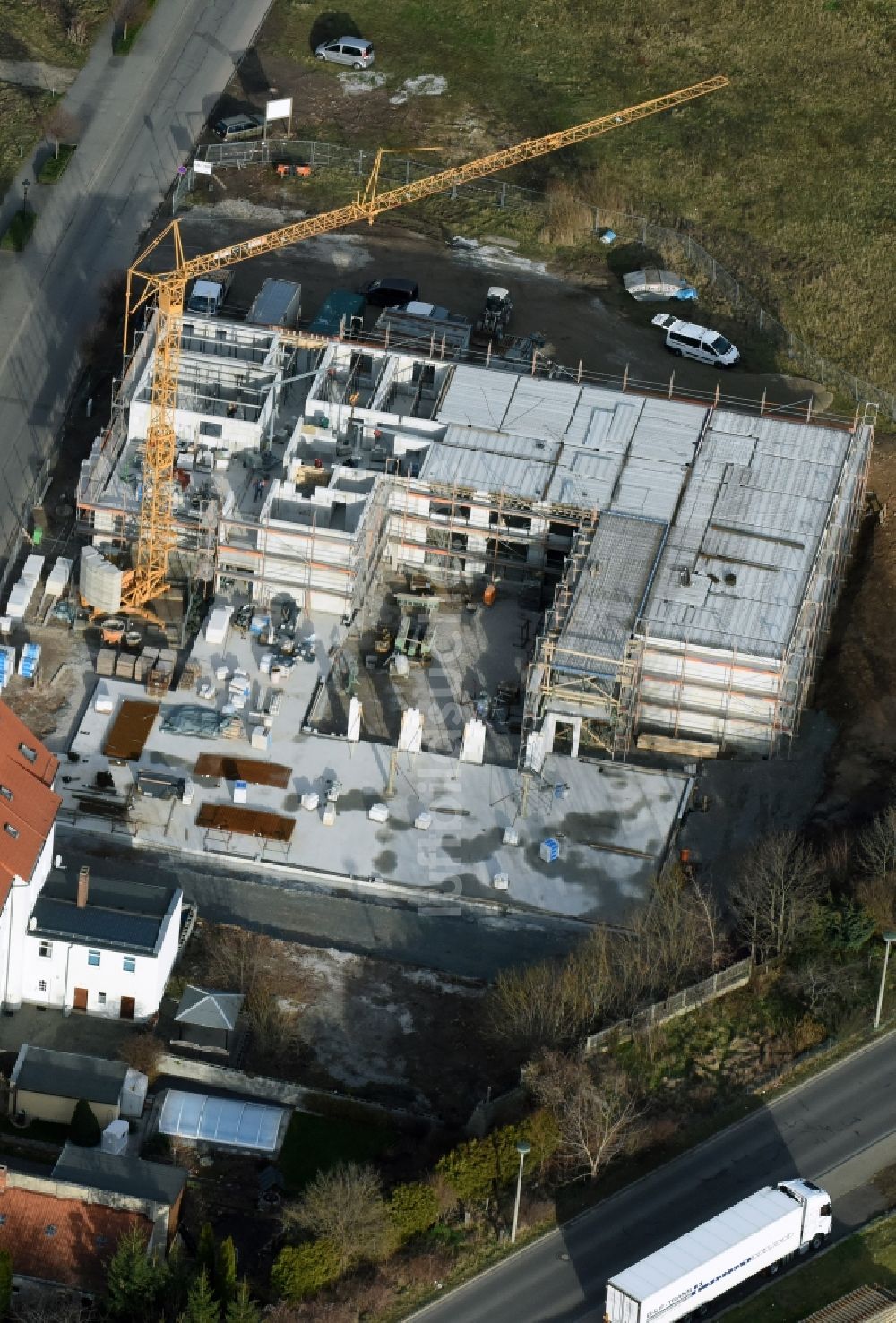 Meuselwitz von oben - Baustelle zum Neubau einer Mehrfamilienhaus-Wohnanlage Penkwitzer Weg - Bebelstraße in Meuselwitz im Bundesland Thüringen