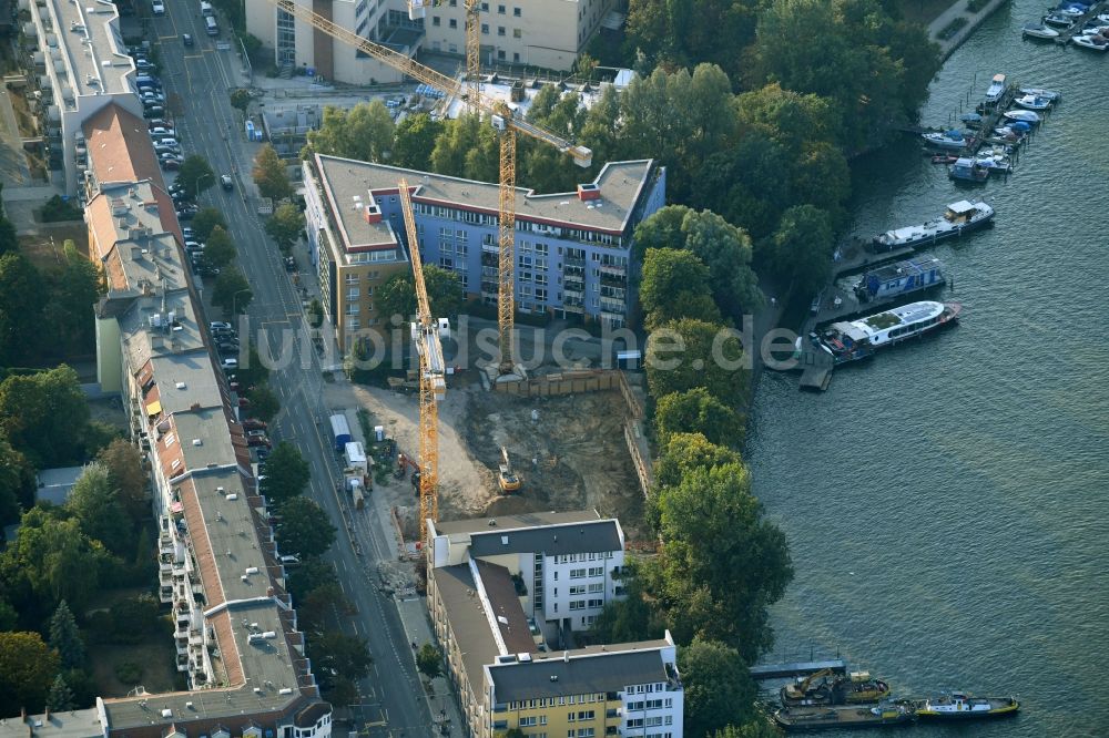 Berlin aus der Vogelperspektive: Baustelle zum Neubau einer Mehrfamilienhaus-Wohnanlage Pier 101 in Berlin, Deutschland