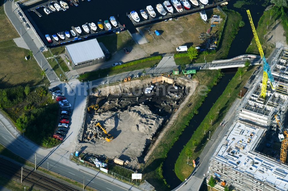 Luftbild Rostock - Baustelle zum Neubau einer Mehrfamilienhaus-Wohnanlage PIER48 in Rostock im Bundesland Mecklenburg-Vorpommern, Deutschland