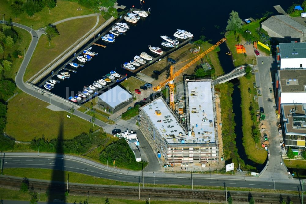 Luftbild Rostock - Baustelle zum Neubau einer Mehrfamilienhaus-Wohnanlage PIER48 in Rostock im Bundesland Mecklenburg-Vorpommern, Deutschland