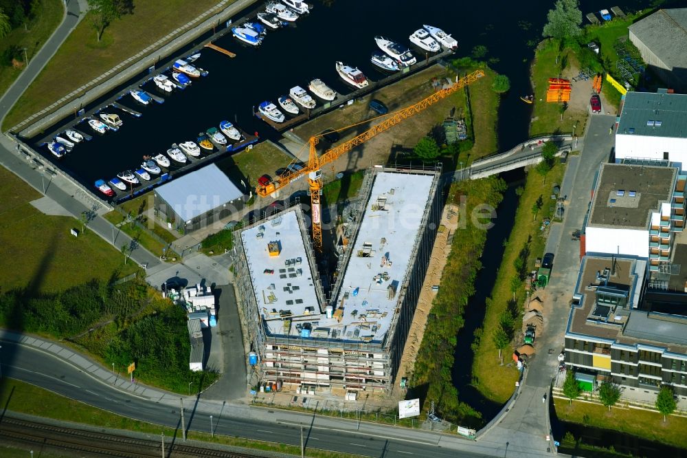 Luftaufnahme Rostock - Baustelle zum Neubau einer Mehrfamilienhaus-Wohnanlage PIER48 in Rostock im Bundesland Mecklenburg-Vorpommern, Deutschland