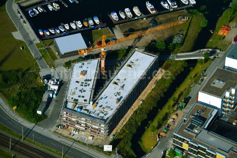 Rostock von oben - Baustelle zum Neubau einer Mehrfamilienhaus-Wohnanlage PIER48 in Rostock im Bundesland Mecklenburg-Vorpommern, Deutschland