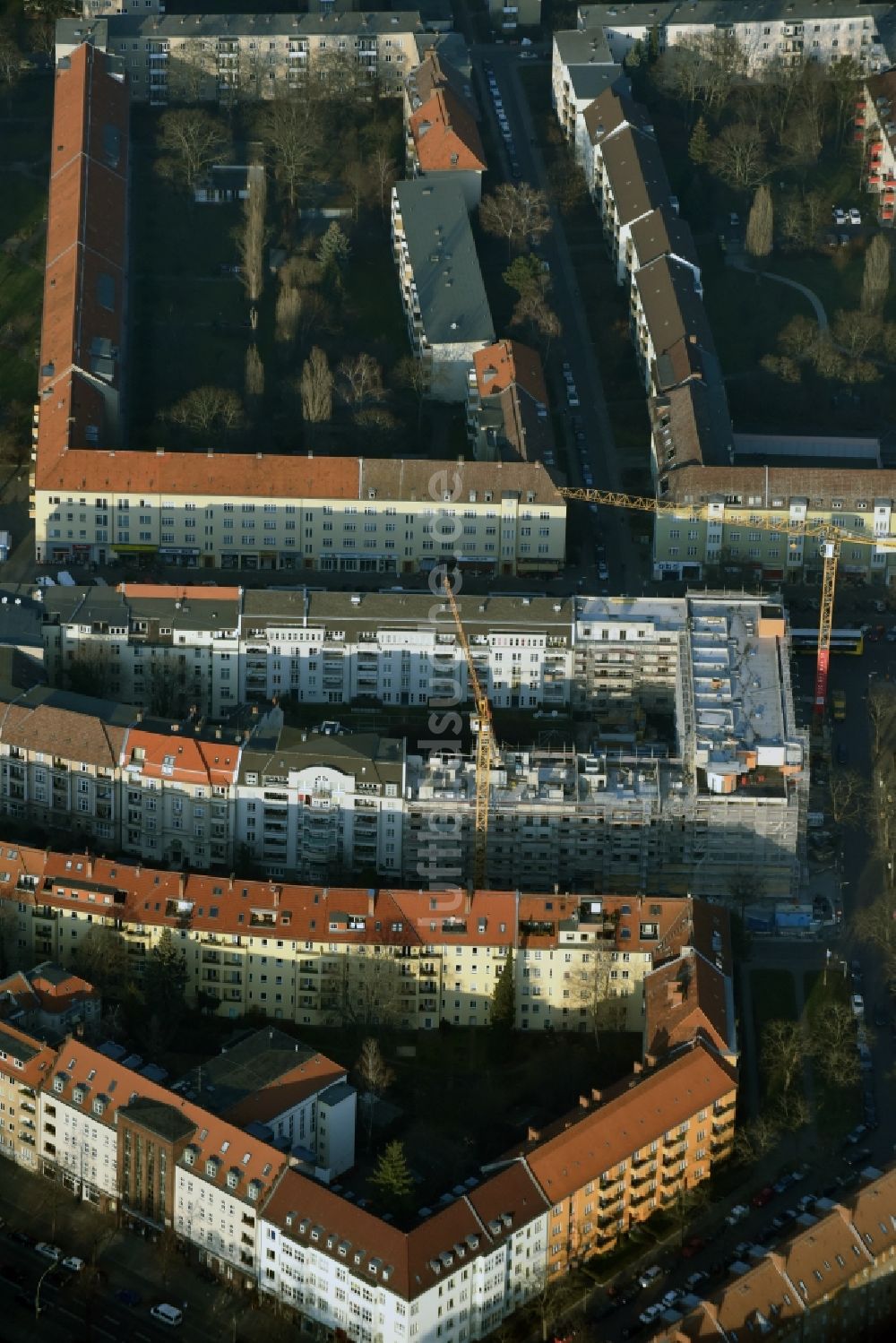 Luftaufnahme Berlin - Baustelle zum Neubau einer Mehrfamilienhaus-Wohnanlage an der Presselstraße im Stadtteil Steglitz in Berlin