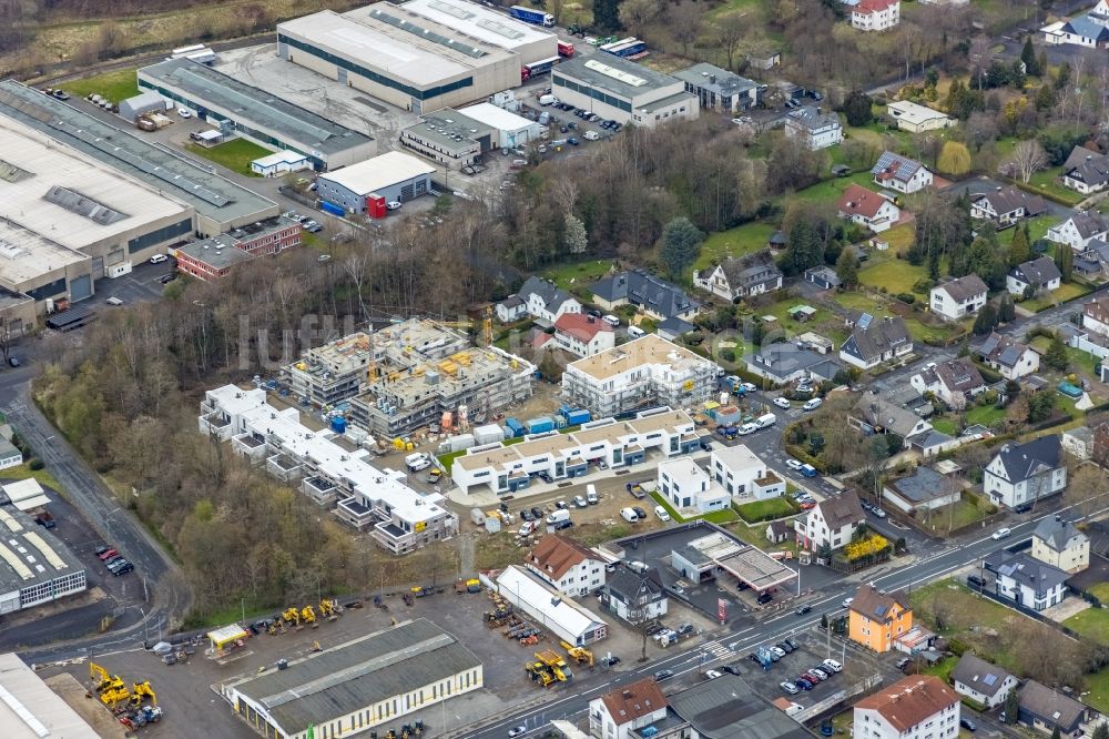 Luftaufnahme Kreuztal - Baustelle zum Neubau einer Mehrfamilienhaus-Wohnanlage des Projekts Lebenswert-Deichwald am Johannes-Rau-Weg in Kreuztal im Bundesland Nordrhein-Westfalen, Deutschland