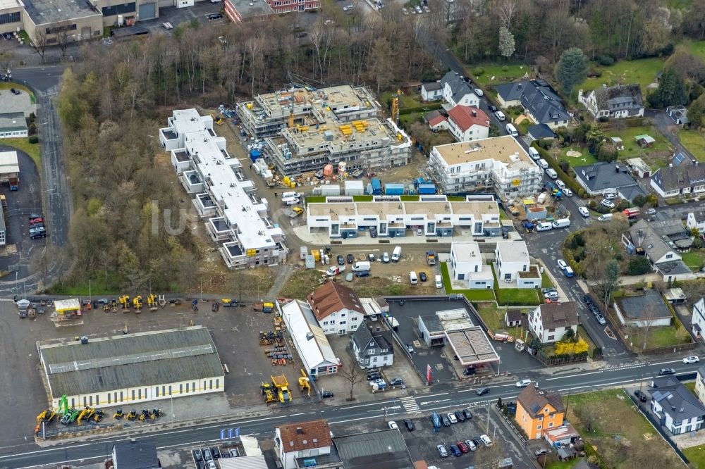 Kreuztal von oben - Baustelle zum Neubau einer Mehrfamilienhaus-Wohnanlage des Projekts Lebenswert-Deichwald am Johannes-Rau-Weg in Kreuztal im Bundesland Nordrhein-Westfalen, Deutschland