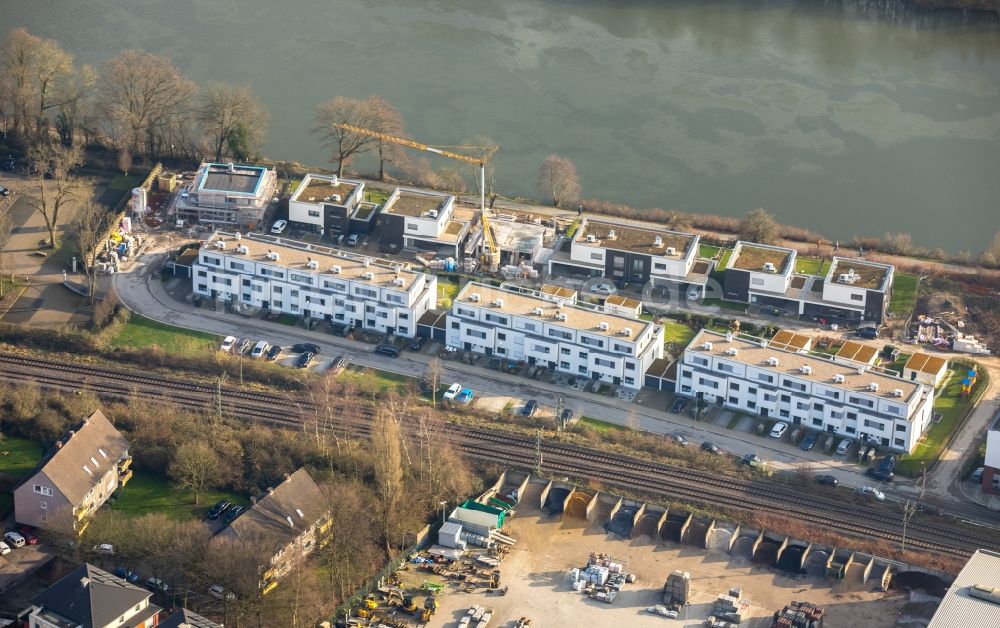 Luftaufnahme Essen - Baustelle zum Neubau einer Mehrfamilienhaus- Wohnanlage Promenadenweg am Ufer der Ruhr im Ortsteil Kettwig in Essen im Bundesland Nordrhein-Westfalen