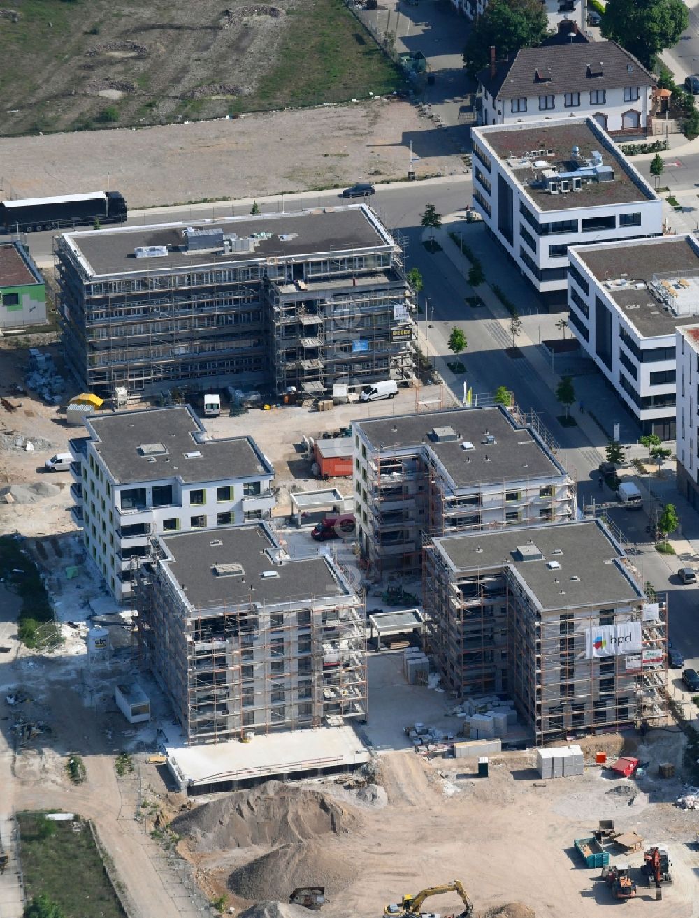 Freiburg im Breisgau von oben - Baustelle zum Neubau einer Mehrfamilienhaus-Wohnanlage Quartier an den alten Zollhallen in Freiburg im Breisgau im Bundesland Baden-Württemberg, Deutschland