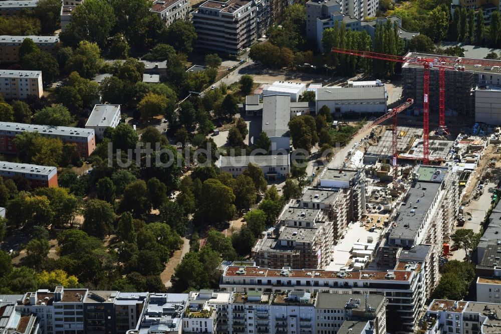 Berlin von oben - Baustelle zum Neubau einer Mehrfamilienhaus-Wohnanlage Quartier Luisenpark im Ortsteil Mitte in Berlin, Deutschland