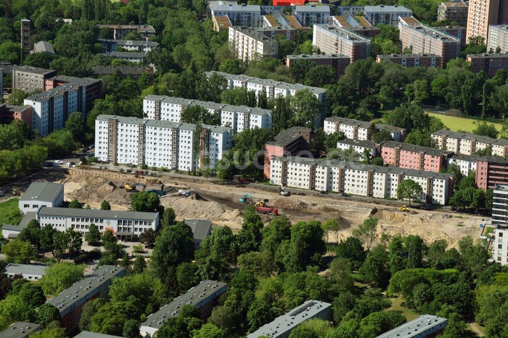 Berlin von oben - Baustelle zum Neubau einer Mehrfamilienhaus-Wohnanlage Quartier Luisenpark an der Stallschreiberstraße - Alexandrinenstraße im Ortsteil Mitte in Berlin, Deutschland