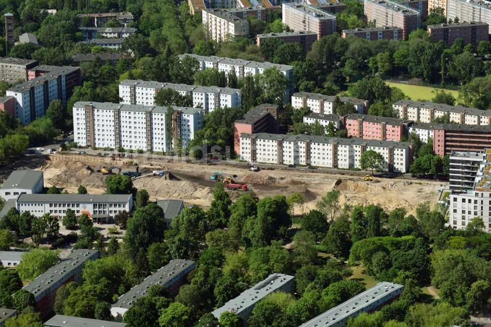 Berlin aus der Vogelperspektive: Baustelle zum Neubau einer Mehrfamilienhaus-Wohnanlage Quartier Luisenpark an der Stallschreiberstraße - Alexandrinenstraße im Ortsteil Mitte in Berlin, Deutschland