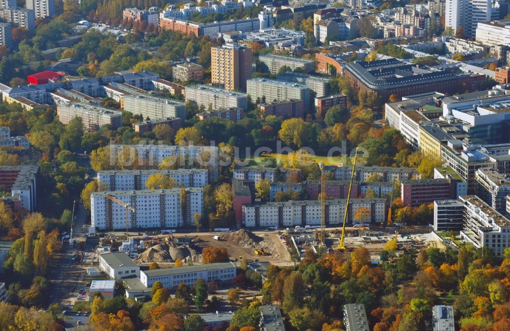 Berlin aus der Vogelperspektive: Baustelle zum Neubau einer Mehrfamilienhaus-Wohnanlage Quartier Luisenpark an der Stallschreiberstraße - Alexandrinenstraße im Ortsteil Mitte in Berlin, Deutschland