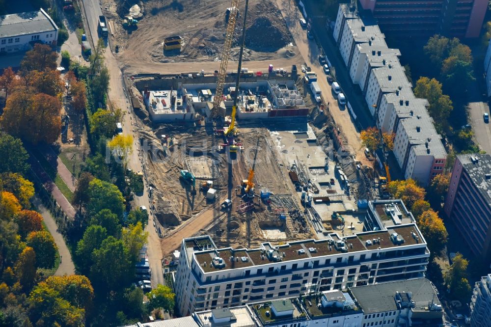 Luftaufnahme Berlin - Baustelle zum Neubau einer Mehrfamilienhaus-Wohnanlage Quartier Luisenpark an der Stallschreiberstraße - Alexandrinenstraße im Ortsteil Mitte in Berlin, Deutschland