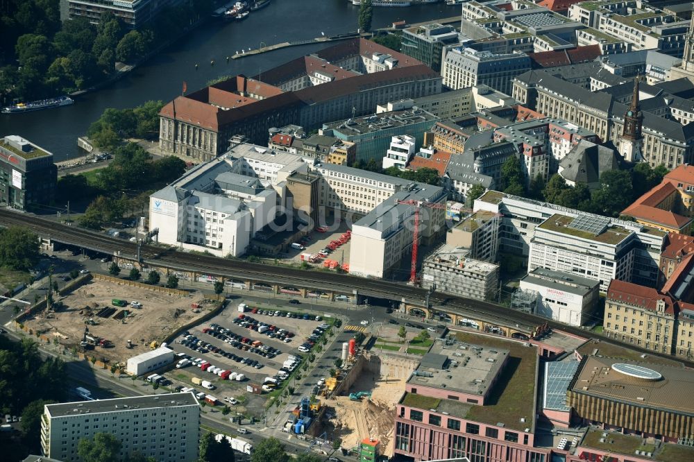 Luftaufnahme Berlin - Baustelle zum Neubau einer Mehrfamilienhaus-Wohnanlage Quartier Luisenpark an der Stallschreiberstraße - Alexandrinenstraße im Ortsteil Mitte in Berlin, Deutschland