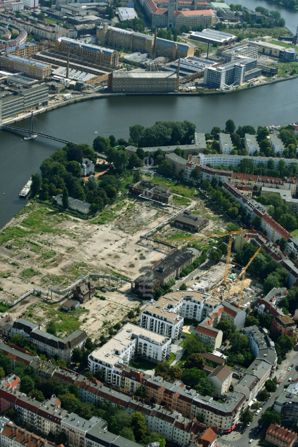 Berlin aus der Vogelperspektive: Baustelle zum Neubau einer Mehrfamilienhaus-Wohnanlage Quartier WOHNWERK im Ortsteil Schöneweide in Berlin, Deutschland