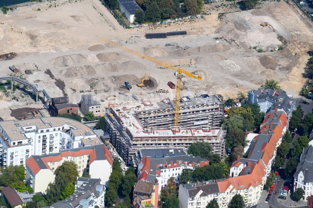 Berlin aus der Vogelperspektive: Baustelle zum Neubau einer Mehrfamilienhaus-Wohnanlage Quartier WOHNWERK im Ortsteil Schöneweide in Berlin, Deutschland