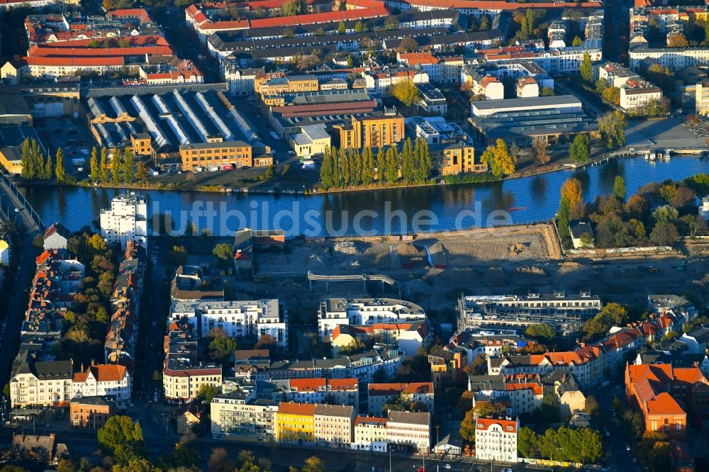 Luftbild Berlin - Baustelle zum Neubau einer Mehrfamilienhaus-Wohnanlage Quartier WOHNWERK im Ortsteil Schöneweide in Berlin, Deutschland