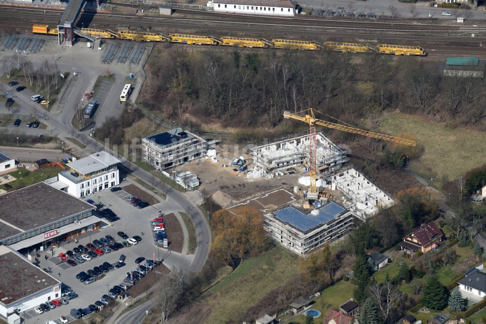 Fredersdorf-Vogelsdorf von oben - Baustelle zum Neubau einer Mehrfamilienhaus-Wohnanlage Refugium am Mühlenfließ an der Brückenstraße in Fredersdorf-Vogelsdorf im Bundesland Brandenburg