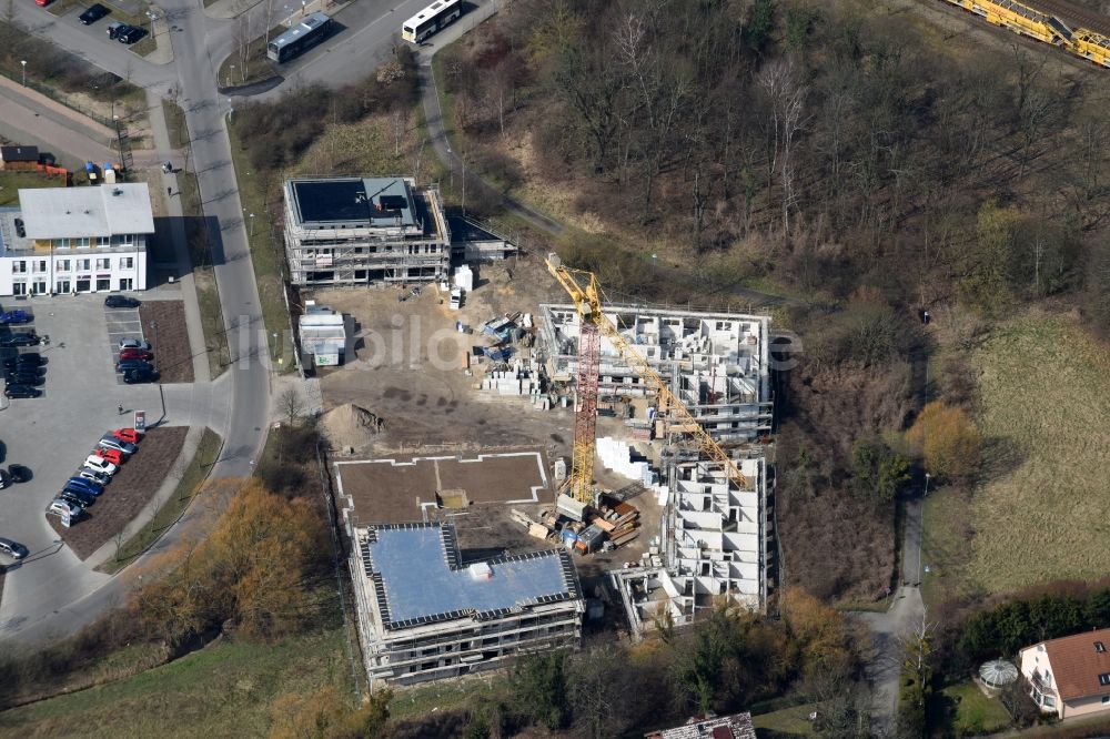 Fredersdorf-Vogelsdorf aus der Vogelperspektive: Baustelle zum Neubau einer Mehrfamilienhaus-Wohnanlage Refugium am Mühlenfließ an der Brückenstraße in Fredersdorf-Vogelsdorf im Bundesland Brandenburg