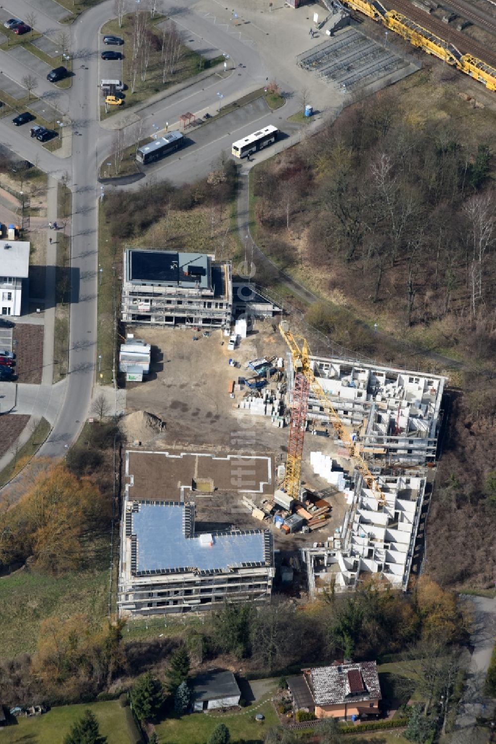 Luftaufnahme Fredersdorf-Vogelsdorf - Baustelle zum Neubau einer Mehrfamilienhaus-Wohnanlage Refugium am Mühlenfließ an der Brückenstraße in Fredersdorf-Vogelsdorf im Bundesland Brandenburg