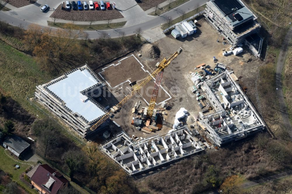 Fredersdorf-Vogelsdorf von oben - Baustelle zum Neubau einer Mehrfamilienhaus-Wohnanlage Refugium am Mühlenfließ an der Brückenstraße in Fredersdorf-Vogelsdorf im Bundesland Brandenburg