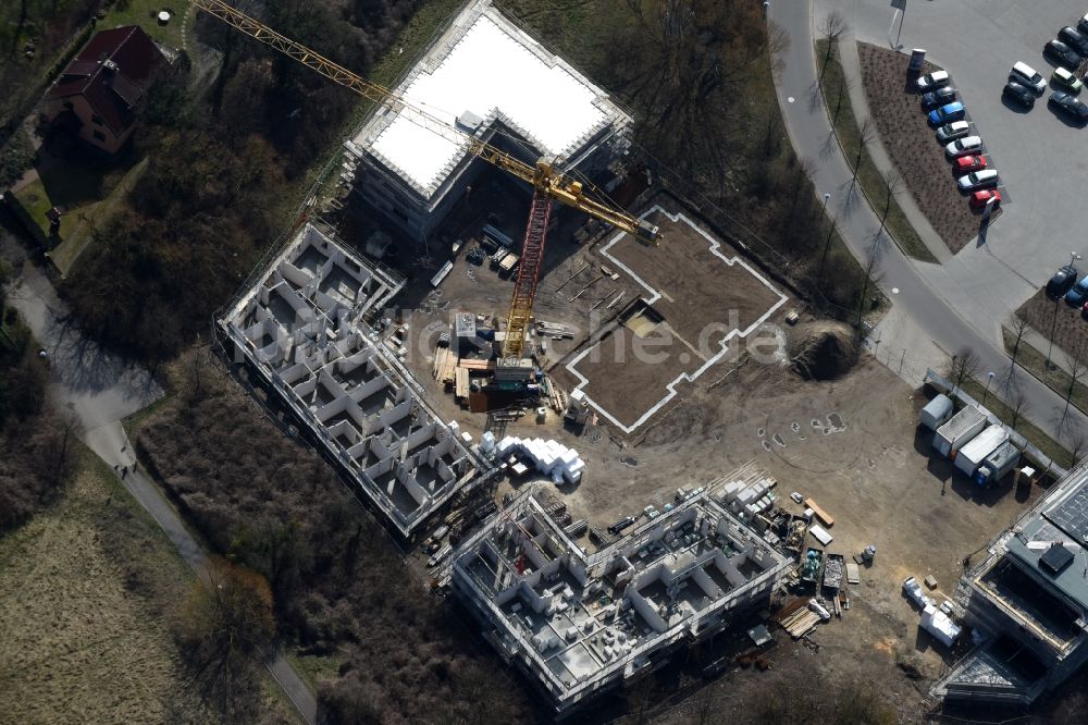 Luftaufnahme Fredersdorf-Vogelsdorf - Baustelle zum Neubau einer Mehrfamilienhaus-Wohnanlage Refugium am Mühlenfließ an der Brückenstraße in Fredersdorf-Vogelsdorf im Bundesland Brandenburg