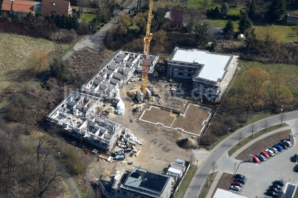 Fredersdorf-Vogelsdorf aus der Vogelperspektive: Baustelle zum Neubau einer Mehrfamilienhaus-Wohnanlage Refugium am Mühlenfließ an der Brückenstraße in Fredersdorf-Vogelsdorf im Bundesland Brandenburg