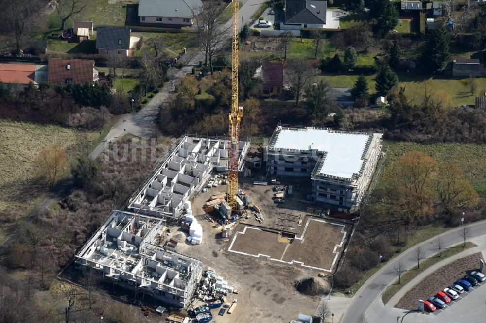 Luftaufnahme Fredersdorf-Vogelsdorf - Baustelle zum Neubau einer Mehrfamilienhaus-Wohnanlage Refugium am Mühlenfließ an der Brückenstraße in Fredersdorf-Vogelsdorf im Bundesland Brandenburg