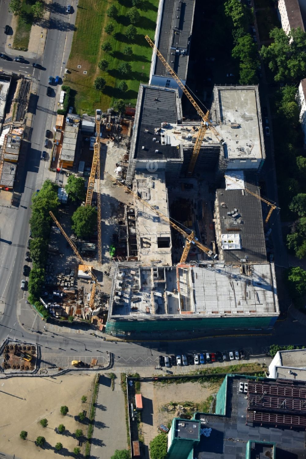 Dresden von oben - Baustelle zum Neubau einer Mehrfamilienhaus-Wohnanlage Residenz am Postplatz der CG Gruppe AG an der Annenstraße im Ortsteil Altstadt in Dresden im Bundesland Sachsen, Deutschland