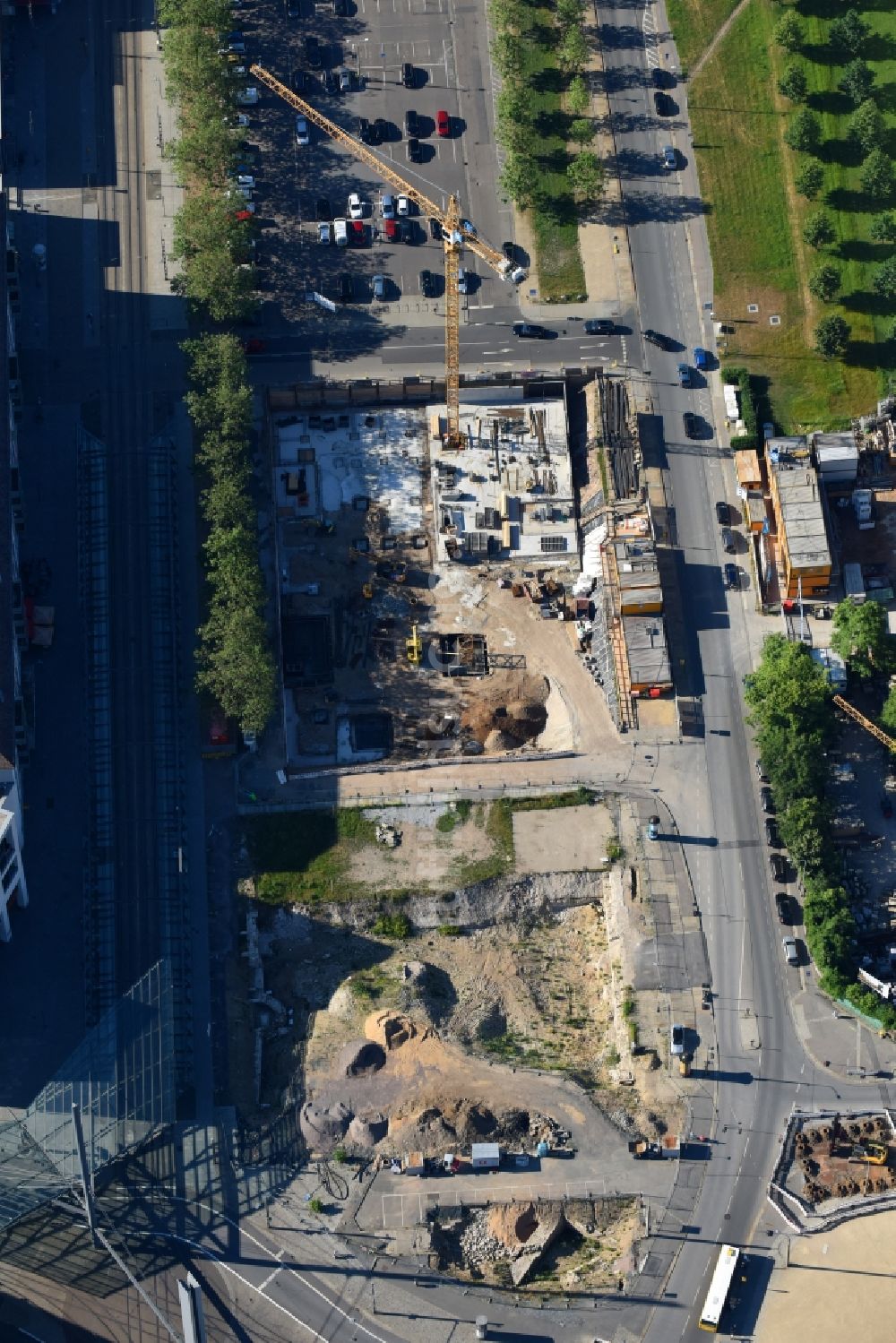 Dresden von oben - Baustelle zum Neubau einer Mehrfamilienhaus-Wohnanlage Residenz am Postplatz der CG Gruppe AG an der Annenstraße im Ortsteil Altstadt in Dresden im Bundesland Sachsen, Deutschland