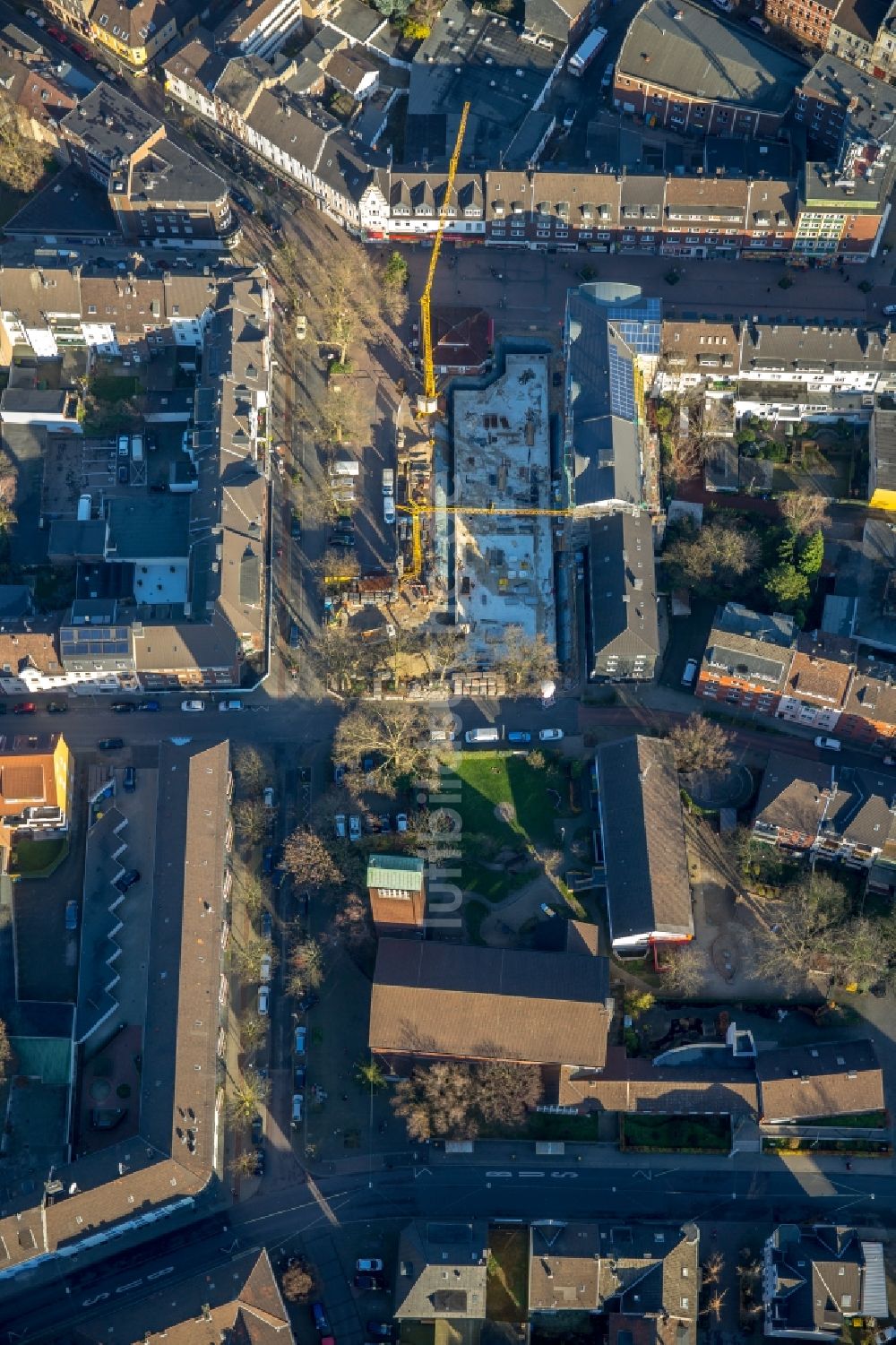 Oberhausen von oben - Baustelle zum Neubau einer Mehrfamilienhaus-Wohnanlage Rheinische Straße - Baustraße in Osterfeld in Oberhausen im Bundesland Nordrhein-Westfalen