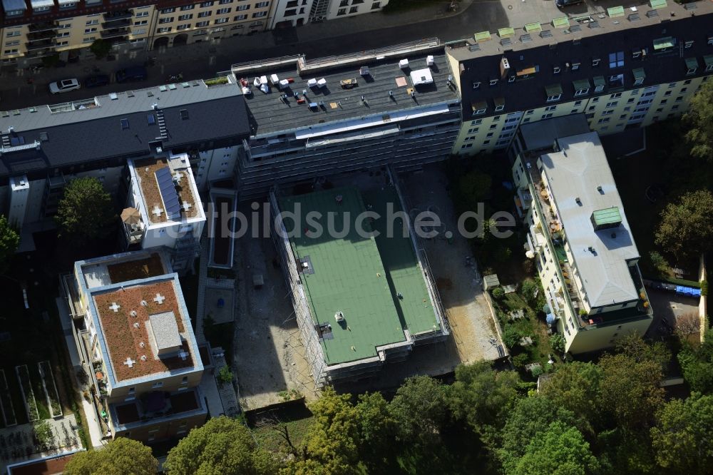 München von oben - Baustelle zum Neubau einer Mehrfamilienhaus-Wohnanlage an der Rheinstraße Ecke Mainzer Straße im Stadtteil Schwabing-West in München im Bundesland Bayern