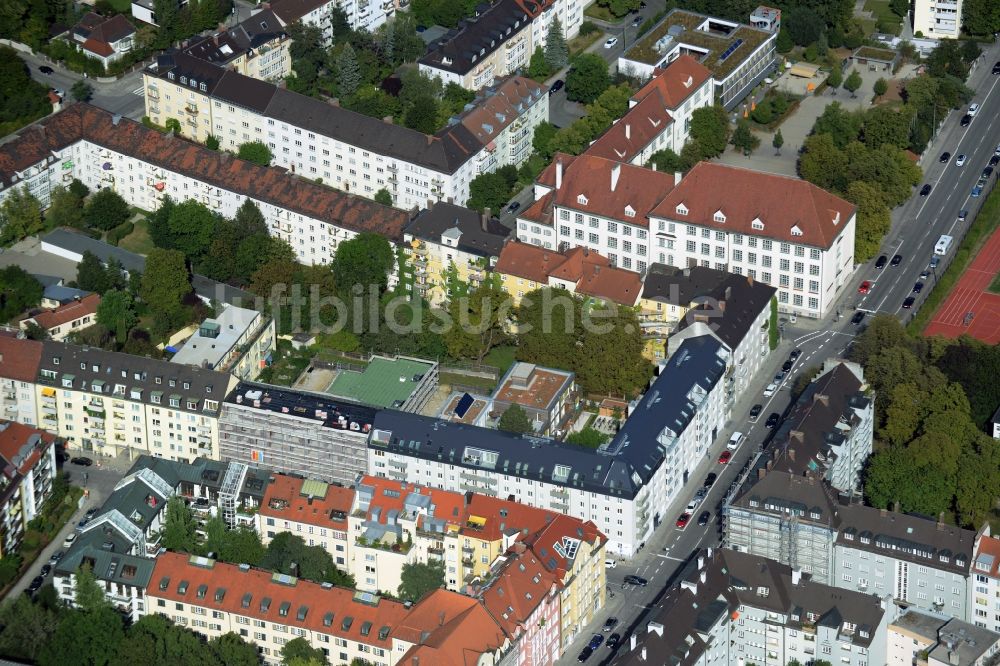 München aus der Vogelperspektive: Baustelle zum Neubau einer Mehrfamilienhaus-Wohnanlage an der Rheinstraße Ecke Mainzer Straße im Stadtteil Schwabing-West in München im Bundesland Bayern