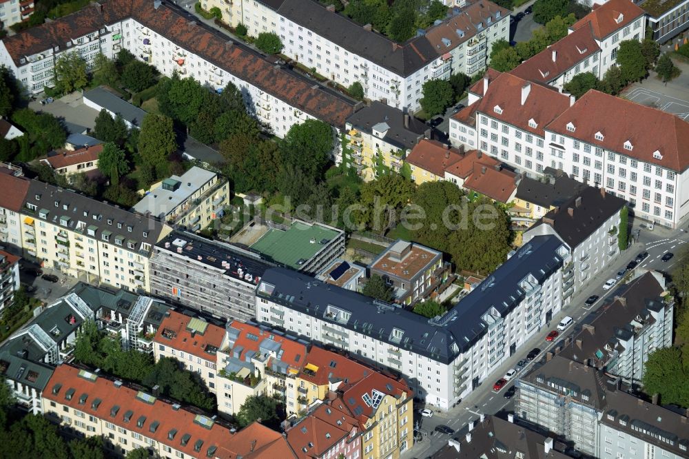 Luftbild München - Baustelle zum Neubau einer Mehrfamilienhaus-Wohnanlage an der Rheinstraße Ecke Mainzer Straße im Stadtteil Schwabing-West in München im Bundesland Bayern