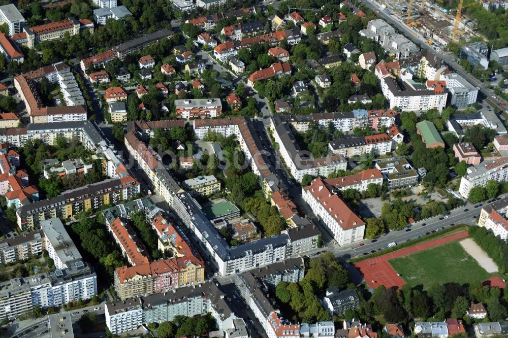 München von oben - Baustelle zum Neubau einer Mehrfamilienhaus-Wohnanlage an der Rheinstraße Ecke Mainzer Straße im Stadtteil Schwabing-West in München im Bundesland Bayern