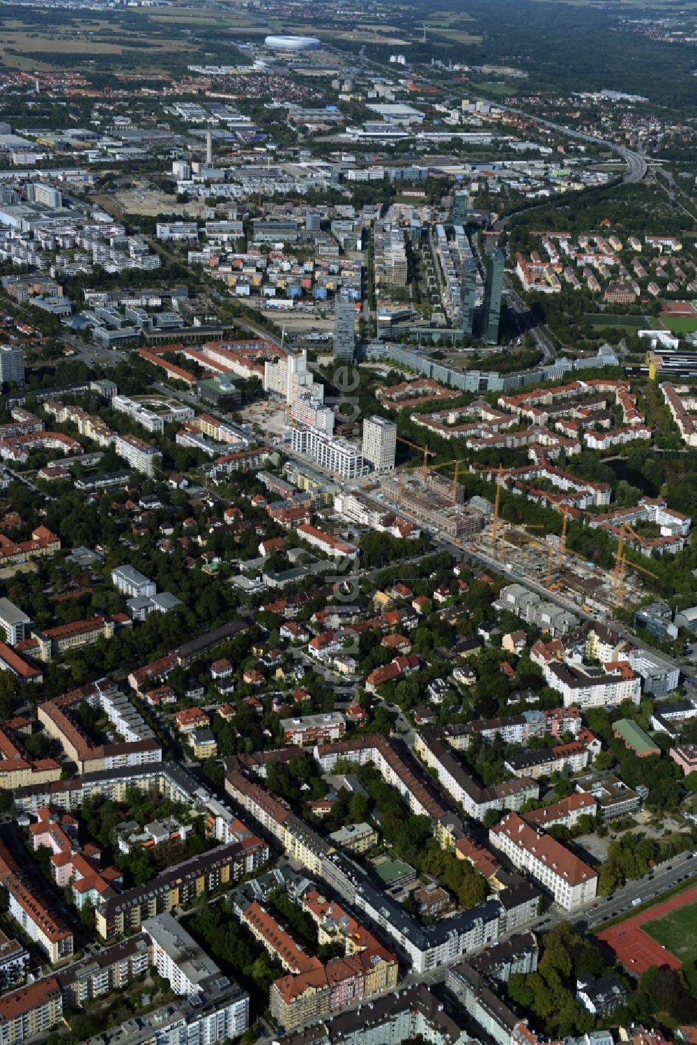 Luftaufnahme München - Baustelle zum Neubau einer Mehrfamilienhaus-Wohnanlage an der Rheinstraße Ecke Mainzer Straße im Stadtteil Schwabing-West in München im Bundesland Bayern