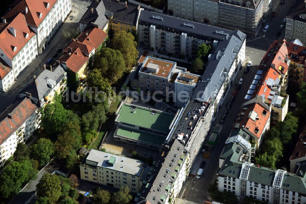 Luftbild München - Baustelle zum Neubau einer Mehrfamilienhaus-Wohnanlage an der Rheinstraße Ecke Mainzer Straße im Stadtteil Schwabing-West in München im Bundesland Bayern